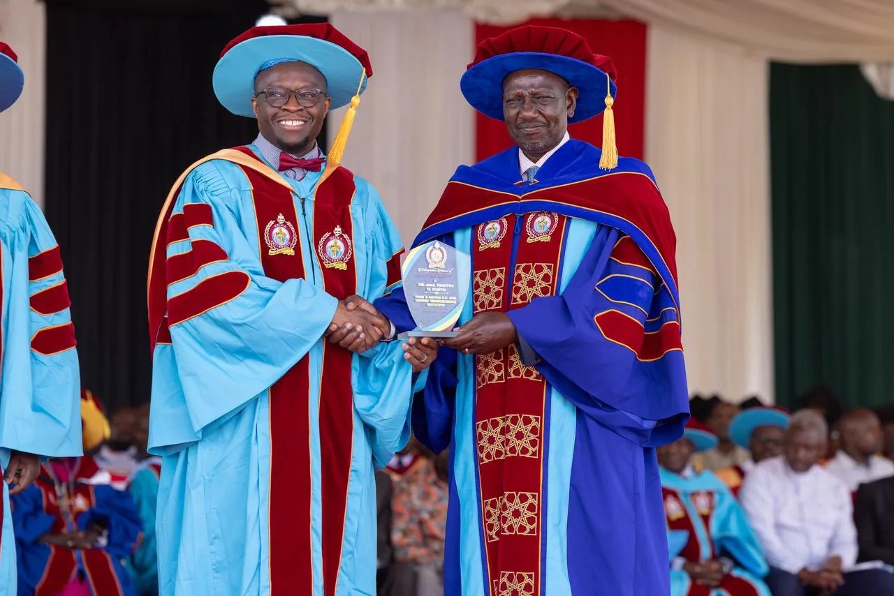 Dr. med. Timothy Ogutu bei der Auszeichnung durch Kenias Präsident William Ruto – Internationale akademische Anerkennung