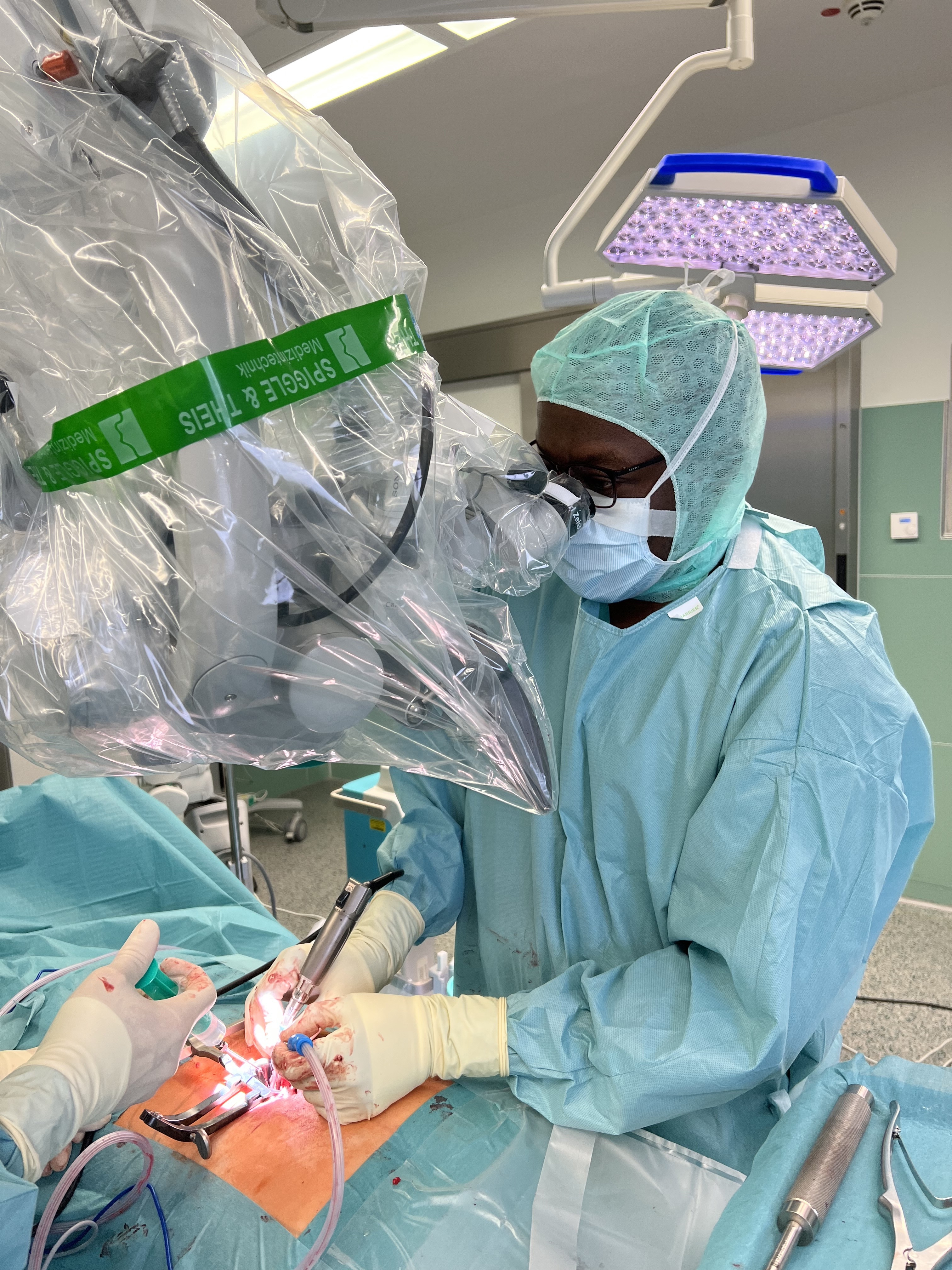 Dr. Ogutu im OP – neurochirurgischer Eingriff, Operationssaal Rheintor Klinik Neuss