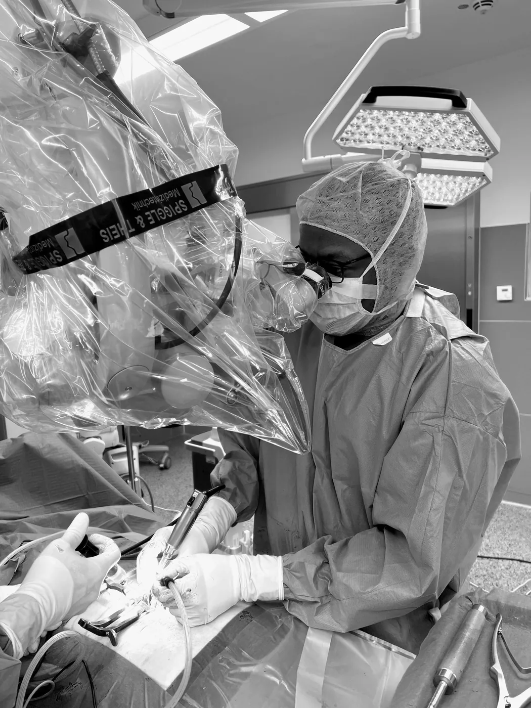 Dr. Ogutu bei der Arbeit am Operationsmikroskop im Operationssaal