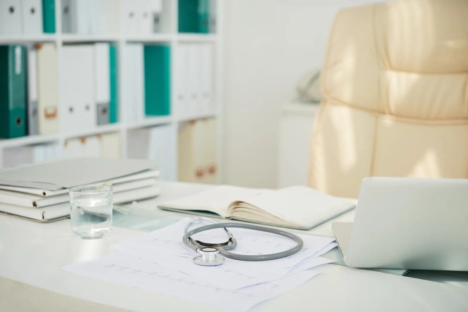 Behandlungszimmer der Neurochirurgie-Praxis Dr. Ogutu – moderne Traktionsliege und medizinisches Equipment