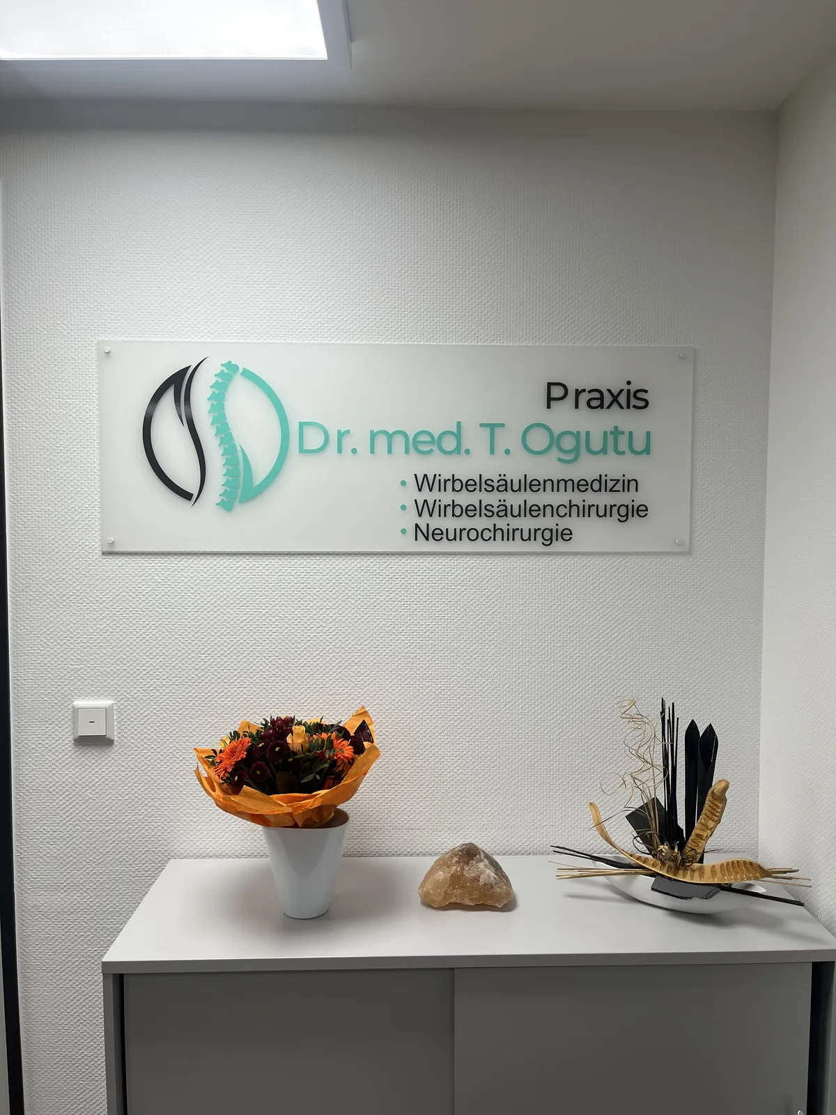 Praxisschild Dr. med. T. Ogutu – Neurochirurgie Neuss, Rheintor Klinik